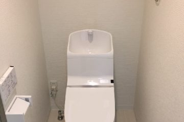 スッキリしたデザインのシャワー付きトイレ